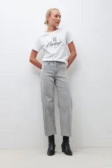 Pantalón jean gris claro, corte culotte, tiro alto y ruedo desflecado.