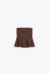 Top marrón de escote recto y hombros descubiertos con peplum en el bajo.