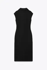 Vestido midi color gris topo, de cuello camisero y escote pico con manga corta. Tiene detalle de drapeado lateral y cierre frontal con botones metálicos.
