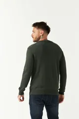 Sweater gris de algodón con cuello en V y logo bordado en el pecho.