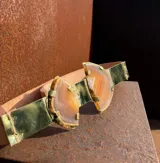 Faja de cuero color suela con dos piedras de ágata engarzadas en bronce.