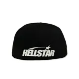 Gorro negro de visera plana con logo de Hellstar bordado en blanco en el frente. El diseño incluye una estrella, un rostro y llamas.