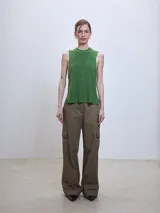 Musculosa verde de tejido de punto con cuello alto.