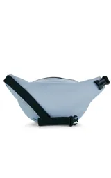 Riñonera JanSport Fifth Avenue negra con estampado de rayos blancos.