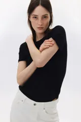 Remera negra de algodón con cuello redondo.