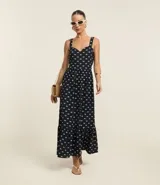 Vestido midi evasé sin mangas, confeccionado en tejido airflow con estampado de caracolas. Presenta escote corazón, breteles medianos con elásticos, recortes fruncidos en la cintura y en el bajo, y cierre lateral con cremallera invisible.