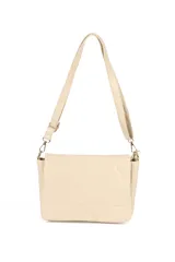 Bandolera color beige con correa ajustable y dos bolsillos internos.