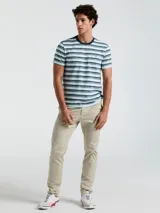 Remera de hombre a rayas horizontales en tonos celeste, azul y blanco. Tiene cuello redondo a contratono azul marino y logo de pingüino bordado en el pecho. Confeccionada en 100% algodón.