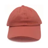 Gorra de béisbol color ladrillo con logo de la marca bordado en el frente.