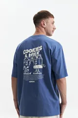 Remera azul de corte holgado con estampa en la espalda de una galleta y un cartón de leche con el texto "Cookies & Milk".