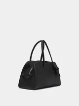 Bolso negro de piel granulada con cierre de cremallera bidireccional, bolsillo interior con cremallera, bolsillo de parche grande y detalle de lazo.