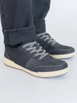 Championes de cuero color marrón con cordones, plantilla Smart Foam® y suela de goma.