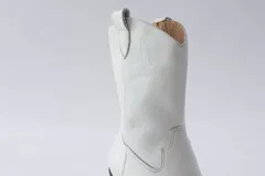 Bota texana de cuero negro con bordados en el lateral y taco bajo.