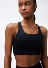Top deportivo negro con breteles anchos y espalda deportiva.