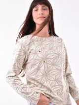 Remera manga larga color lila con cuello redondo y detalle de botones dorados en el hombro.