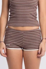 Musculosa ajustada de tejido acanalado, color marrón chocolate con rayas horizontales blancas. Tiene cuello redondo y sisas ribeteadas en color crudo, con un logo circular bordado en el pecho.