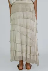 Pollera larga color beige con volados en capas.