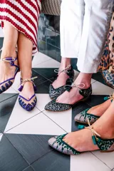 Bailarinas con base de rejilla animal print verde y glitter fino multicolor. Cordón beige con borla a juego.