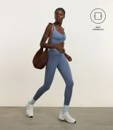 Calza deportiva larga de microfibra color celeste, sin costuras en la entrepierna y con fruncido en la cintura.