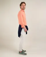 Pantalón de hombre color crudo, marca El Ganso, modelo 5 bolsillos, confeccionado en tejido de sarga con 77% algodón, 20% de algodón reciclado y 3% elastano.