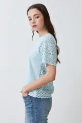 Remera blanca de algodón con mangas cortas con detalle de broderie calado.