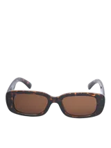 Lentes de sol rectangulares con montura de carey y lentes marrones. Ofrecen protección UV y un estilo moderno y versátil.