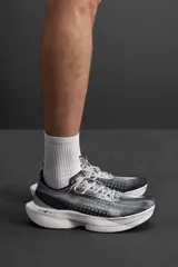 Zapatilla deportiva para correr largas distancias Zara Athleticz. Parte superior de tejido de punto transpirable, suela de TPE-A con placa de carbono interna y plantilla OrthoLite® extraíble.