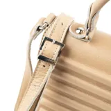 Cartera de cuero color taupe con relieve horizontal en la solapa, asa corta superior y correa larga regulable.