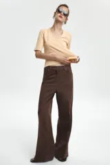 Pantalón de jean marrón de tiro alto, corte wide leg y relaxed fit.