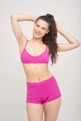 Corpiño de bikini verde con breteles finos que se cruzan en la espalda.