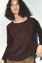 Jersey de punto color marrón con hilo metalizado, cuello redondo y manga larga.
