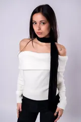 Sweater blanco de punto con hombros descubiertos y cuello amplio.