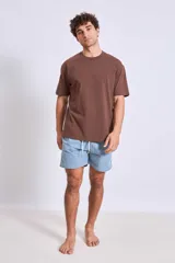 Short de baño celeste con cintura elástica y cordón ajustable.