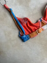 Top de bikini azul eléctrico con textura tejida, modelo de aro con copas removibles, tirantes finos ajustables y cierre de gancho en la espalda.