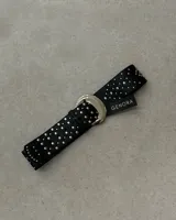 Cinto negro de cuero sintético con tachas plateadas y hebilla metálica plateada.