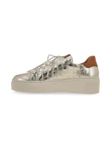 Sneaker de cuero color beige con suela elevada y cordones de algodón.