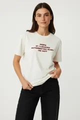 Remera de algodón blanca, corte holgado, con cuello redondo y manga corta. Estampado frontal con texto en color bordó: "I HATE YOU (FLIRTING)".