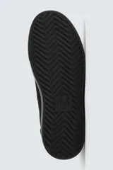 Zapatilla de hombre color negro, de estilo casual, con cordones y parte superior de piel con acabado serraje. Suela ligera a tono.