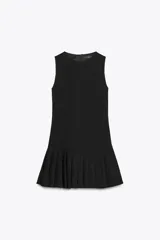 Vestido corto negro sin mangas con cuello redondo y falda plisada. Cierre trasero con cremallera oculta.