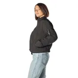 Campera bomber acolchada negra de nylon, con cuello redondo, cierre frontal, mangas largas y tres bolsillos externos con cierre.