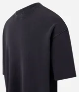 Remera negra de corte boxy con cuello redondo y mangas cortas. Tejido con textura waffle.