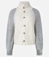 Cardigan de punto color crema con diseño trenzado en el frente, cuello alto, cierre abotonado y mangas largas grises.