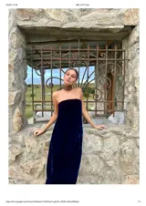 Vestido largo strapless de terciopelo azul marino con spandex.