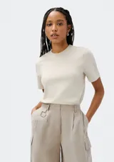 Camiseta básica de manga corta, color marrón, con cuello redondo.