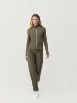 Campera negra de tejido acanalado con cierre frontal y cuello alto.