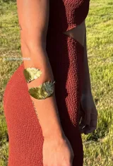 Brazalete dorado con forma de hojas, hecho a mano en bronce y ajustable a presión.