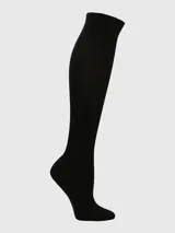 Calcetines altos color negro, confeccionados en bambú y spandex, ideales para usar con botas.