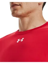 Remera deportiva Under Armour Tech para hombre, color rojo con logo blanco en el pecho. Confeccionada en tejido UA Tech™ de secado rápido y corte holgado.