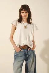 Remera blanca de algodón con mangas cortas con volados de encaje y detalle de volado vertical en el frente.