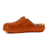 Zuecos color marrón con perforaciones en la parte delantera, tira con hebilla ajustable y suela de goma.